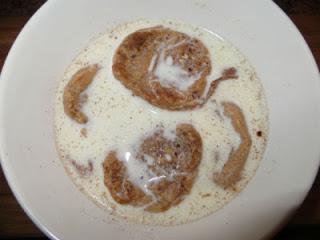 BUÑUELOS DE CACAO BAÑADOS EN LECHE