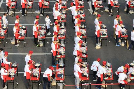El arroz frito más grande del mundo es botado por no ser comestible