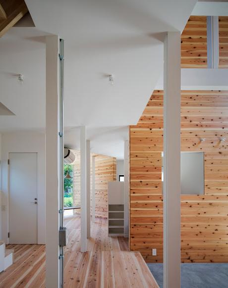 Un volumen diseñado sobre una fachada tradicional