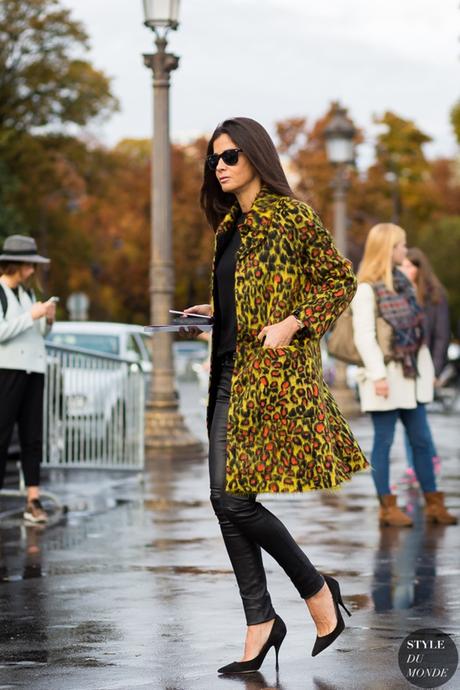 Tendencias de moda: abrigos estampados y con color para animar un día frío de invierno