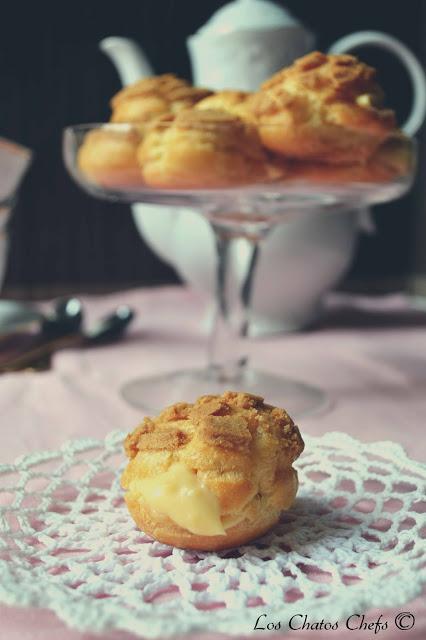 profiteroles craquelin rellenos de crema pastelera