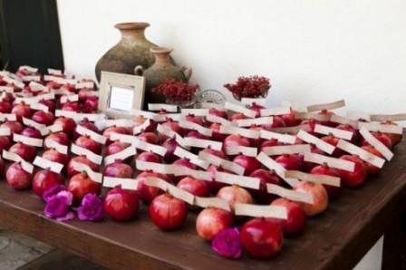 30-Gorgeous-Ways-To-Incorporate-Pomegranates-Into-Your-Wedding-Day27-500x333