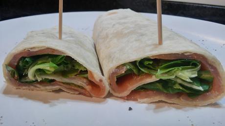 Wraps de salmón ahumado con canónigos y salsa de mostaza y mayonesa