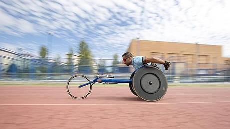 En pista, Joaquín puede alcanzar hasta los 40 kms/hora con su silla adaptada.