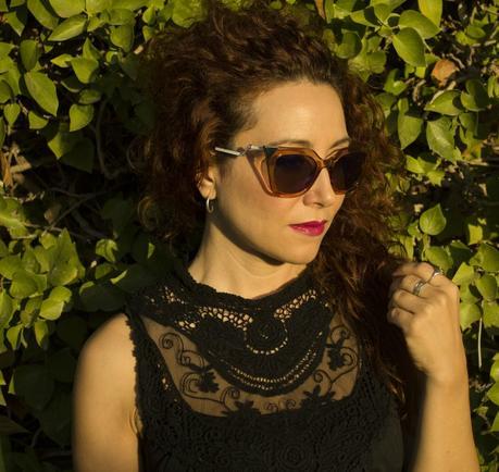 Cuero negro y Encaje negro-Black Leather and Black Lace