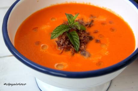 Sopa de tomate, queso y jamón ibérico