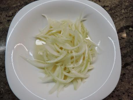 Ensalada de alubias blancas con tomate, surimi, atún y semillas de amapola.