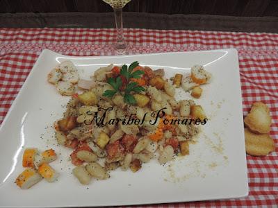 Ensalada de alubias blancas con tomate, surimi, atún y semillas de amapola.