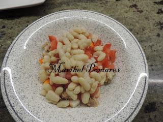 Ensalada de alubias blancas con tomate, surimi, atún y semillas de amapola.