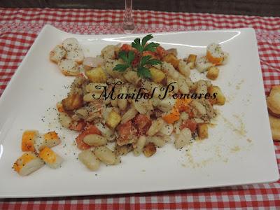 Ensalada de alubias blancas con tomate, surimi, atún y semillas de amapola.