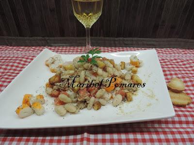 Ensalada de alubias blancas con tomate, surimi, atún y semillas de amapola.