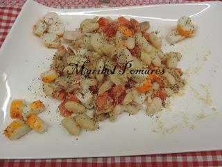 Ensalada de alubias blancas con tomate, surimi, atún y semillas de amapola.