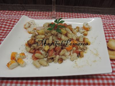 Ensalada de alubias blancas con tomate, surimi, atún y semillas de amapola.