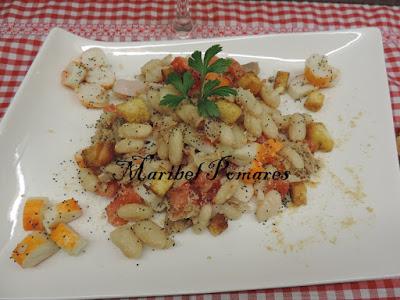 Ensalada de alubias blancas con tomate, surimi, atún y semillas de amapola.