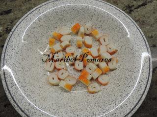 Ensalada de alubias blancas con tomate, surimi, atún y semillas de amapola.