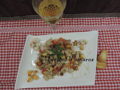 Ensalada de alubias blancas con tomate, surimi, atún y semillas de amapola.