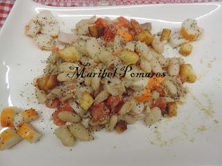 Ensalada de alubias blancas con tomate, surimi, atún y semillas de amapola.