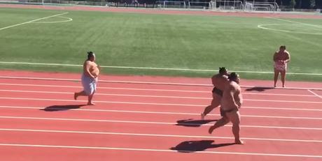 Carrera de velocidad entre luchadores de Sumo