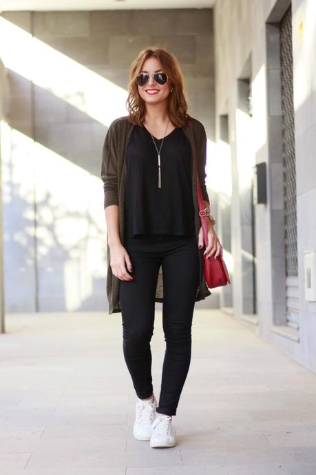 De negro, verde y un toque de rojo