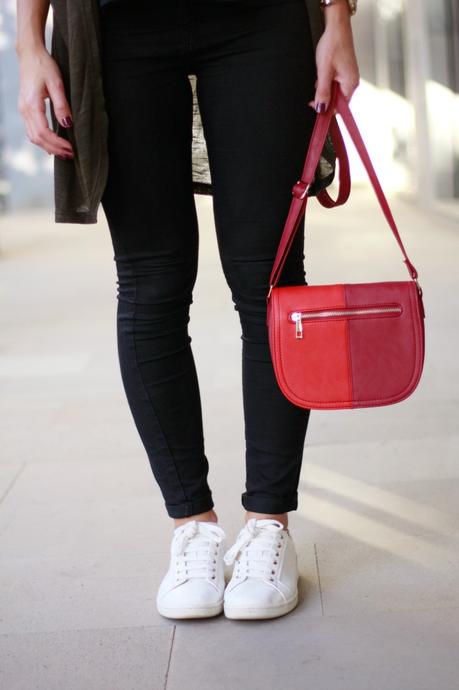 De negro, verde y un toque de rojo