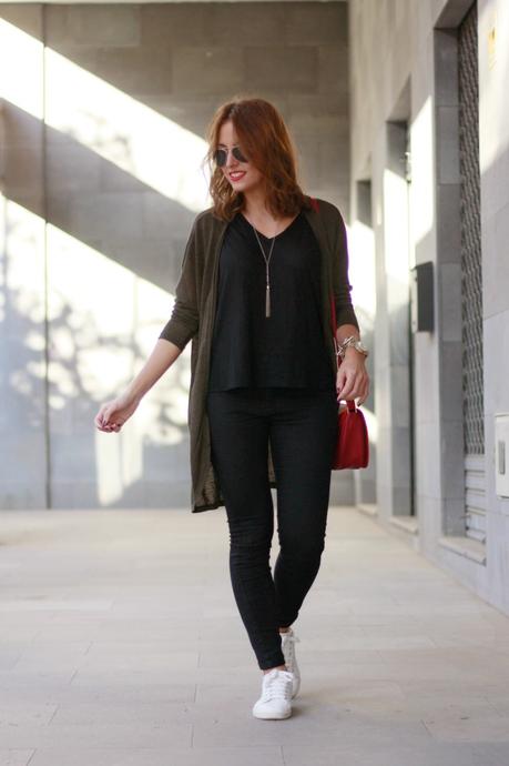 De negro, verde y un toque de rojo