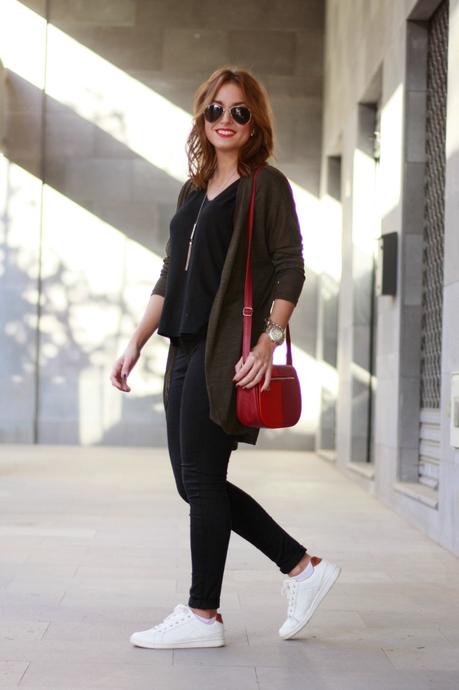 De negro, verde y un toque de rojo