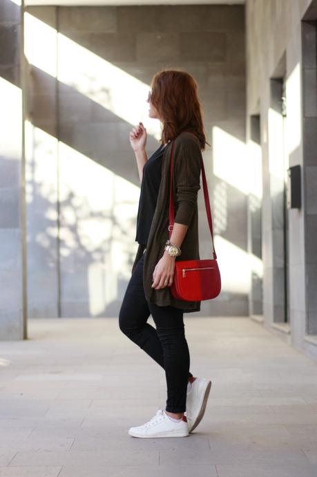 De negro, verde y un toque de rojo