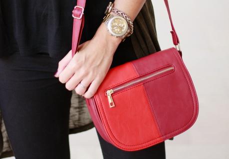 De negro, verde y un toque de rojo