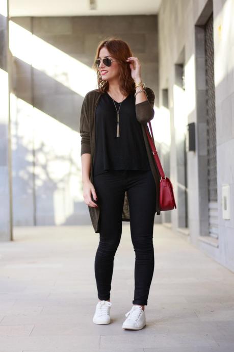 De negro, verde y un toque de rojo