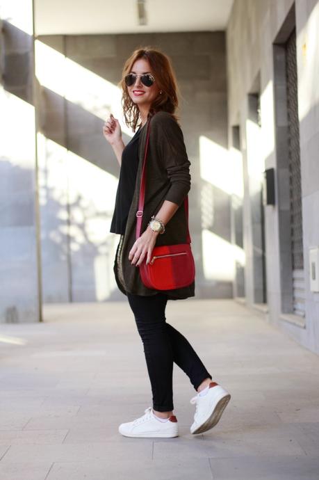 De negro, verde y un toque de rojo