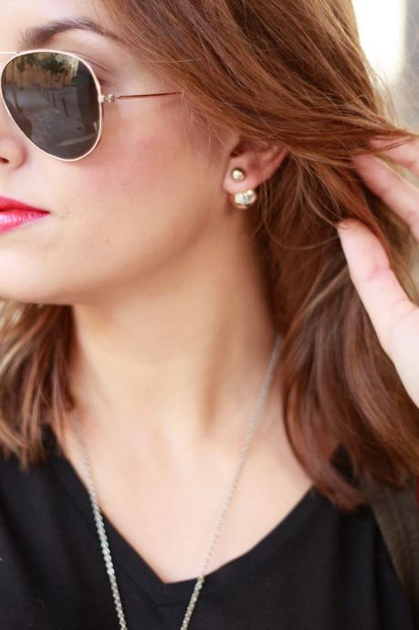 De negro, verde y un toque de rojo