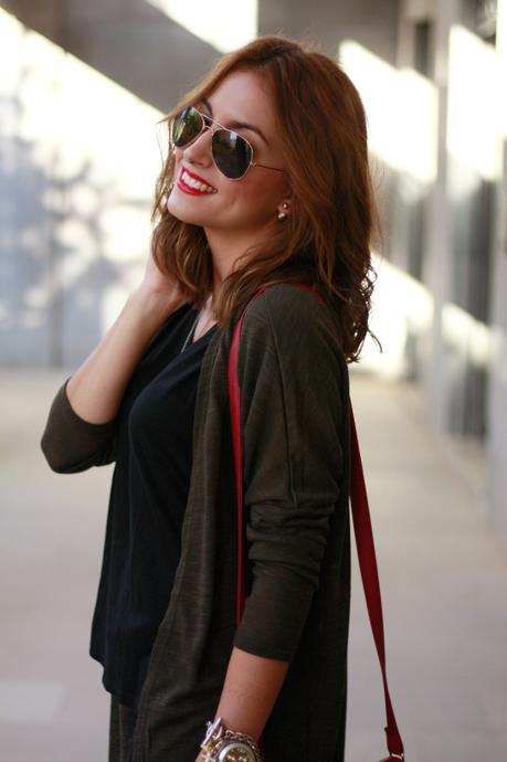 De negro, verde y un toque de rojo