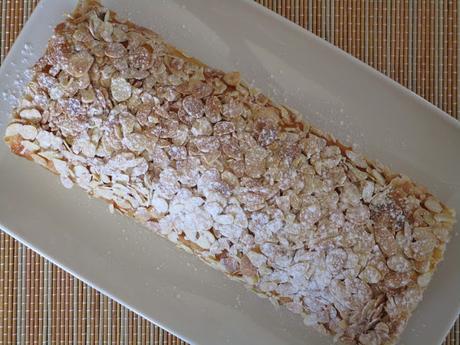 Brazo de gitano de chantilly de café y compota de ciruelas negras