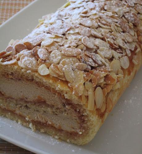 Brazo de gitano de chantilly de café y compota de ciruelas negras