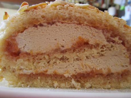 Brazo de gitano de chantilly de café y compota de ciruelas negras