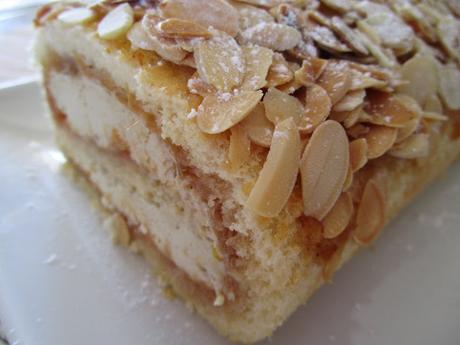 Brazo de gitano de chantilly de café y compota de ciruelas negras