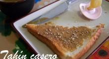 tostadas con tahin junto a un chupete