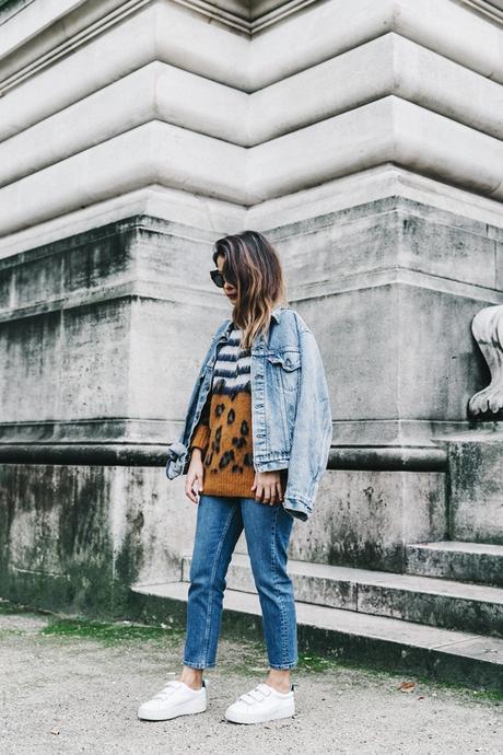 Double_Denim-Sandro_Paris-Leopard_Jumper-Sneakers-Vintage_Levis-Cropped_Trousers-Outfit-Street_Style-