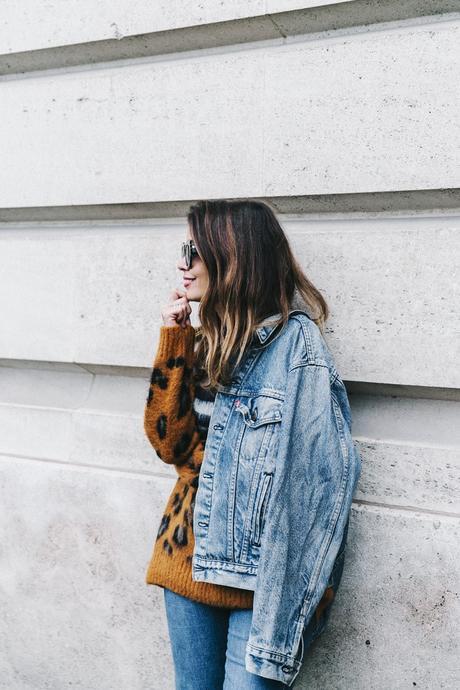 Double_Denim-Sandro_Paris-Leopard_Jumper-Sneakers-Vintage_Levis-Cropped_Trousers-Outfit-Street_Style-6