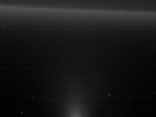 Llegan primeras imágenes procesar sobrevuelo Encelado… Atravesó géiseres…