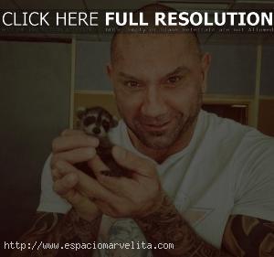 Dave Bautista con un mapache