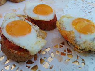 CANAPÉS DE HUEVO DE CODORNIZ