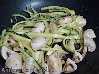 SALCHICHAS DE TOFU CON TALLARINES DE CALABACÍN Y CHAMPIÑONES Y ENSALADA DE CHERRYS CON ARÁNDANOS. RECETA VEGANA.