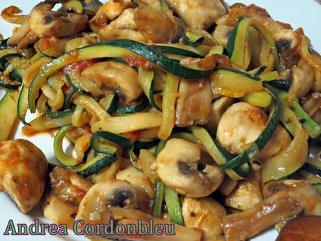 SALCHICHAS DE TOFU CON TALLARINES DE CALABACÍN Y CHAMPIÑONES Y ENSALADA DE CHERRYS CON ARÁNDANOS. RECETA VEGANA.