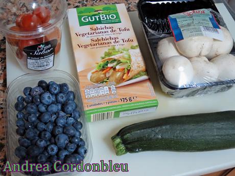 SALCHICHAS DE TOFU CON TALLARINES DE CALABACÍN Y CHAMPIÑONES Y ENSALADA DE CHERRYS CON ARÁNDANOS. RECETA VEGANA.