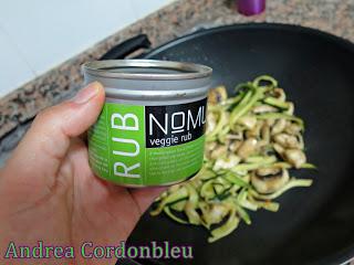 SALCHICHAS DE TOFU CON TALLARINES DE CALABACÍN Y CHAMPIÑONES Y ENSALADA DE CHERRYS CON ARÁNDANOS. RECETA VEGANA.