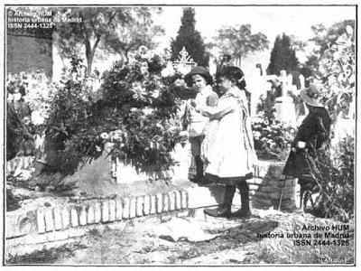 Fototeca: Día de Difuntos en el Cementerio de La Almudena. Madrid, 1915