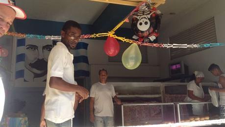 Una panadería estatal mostraba esta mañana su decoración por Halloween (Foto Luz Escobar/14ymedio)