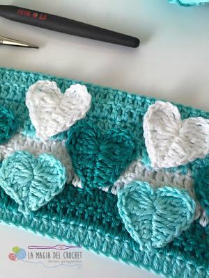 Corazones en alto relieve a crochet