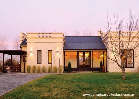 Casa de campo tradicional y moderna en Argentina.